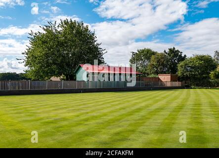 Village bowling vert avec hutte le jour ensoleillé, Athelstaneford, East Lothian, Écosse, Royaume-Uni Banque D'Images