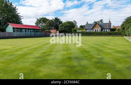 Village bowling vert avec hutte le jour ensoleillé, Athelstaneford, East Lothian, Écosse, Royaume-Uni Banque D'Images