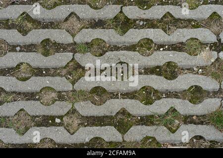 motif de chaussée en pierre avec herbe, mousse et rochers entre les deux Banque D'Images