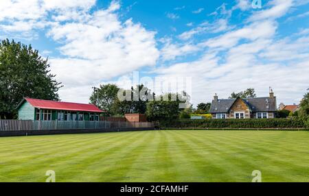 Village bowling vert avec hutte le jour ensoleillé, Athelstaneford, East Lothian, Écosse, Royaume-Uni Banque D'Images