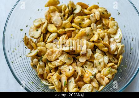 Croustilles Fava large Beans frites salées maison. En-cas biologiques sains. Style portugais avec ail. Resdy à manger. Banque D'Images