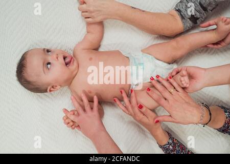 Portrait de bébé garçon mignon avec le syndrome de Down avec son famille Banque D'Images