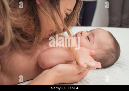 Portrait de bébé garçon mignon avec le syndrome de Down et son mère Banque D'Images