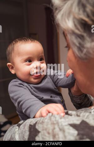 Portrait of cute baby boy avec le syndrome de Banque D'Images