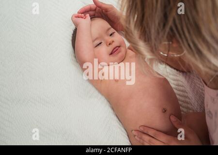 Portrait de bébé garçon mignon avec le syndrome de Down et son mère Banque D'Images