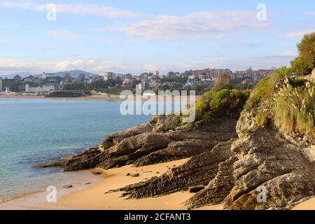 Paysage vue panoramique de la plage de Sardinero à Santander Cantabria Espagne vue de la Matalinas péninsulaire un matin calme Banque D'Images