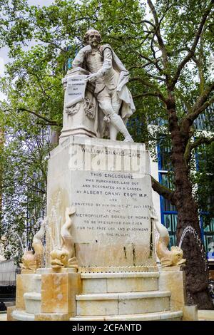 Statue en marbre de William Shakespeare à Leicester Square - Londres, Angleterre Banque D'Images