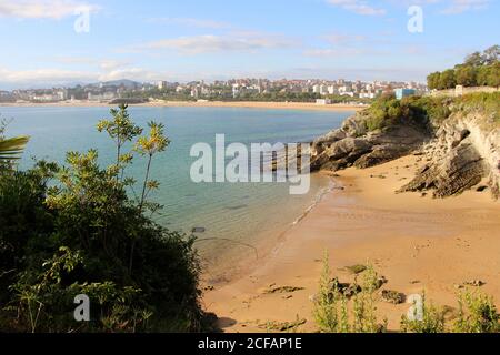 Paysage vue panoramique de la plage de Sardinero à Santander Cantabria Espagne vue de la Matalinas péninsulaire un matin calme Banque D'Images