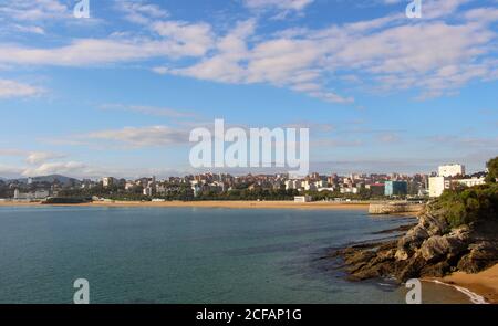 Paysage vue panoramique de la plage de Sardinero à Santander Cantabria Espagne vue de la Matalinas péninsulaire un matin calme Banque D'Images