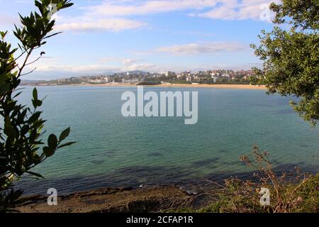 Paysage vue panoramique de la plage de Sardinero à Santander Cantabria Espagne vue de la Matalinas péninsulaire un matin calme Banque D'Images