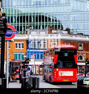 Red Double Decker bus à Victoria Londres, Royaume-Uni contre l'ancien et le nouveau bureau développements Banque D'Images