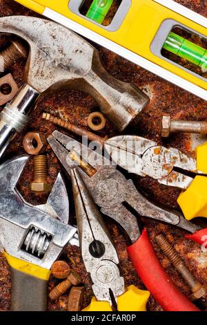 Gros plan d'un ensemble d'outils sur un métal arrière-plan Banque D'Images