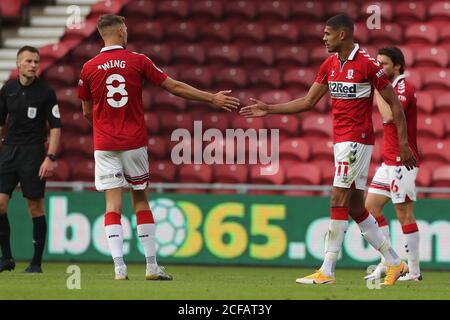MIDDLESBROUGH, ANGLETERRE. 4 SEPTEMBRE 2020 Ashley Fletcher de Middlesbrough fête avec Lewis Wing après avoir buté leur deuxième but lors du match de la Carabao Cup entre Middlesbrough et Shrewsbury Town au stade Riverside, Middlesbrough. (Credit: Mark Fletcher | MI News) Credit: MI News & Sport /Alay Live News Banque D'Images