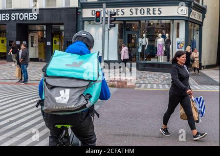 Cork, Irlande. 4 septembre 2020. Un pilote de livraison de nourriture Deliveroo parcourt aujourd'hui Patrick Street à Cork. Un employé de Deliveroo, Thiago Cortes, âgé de 28 ans, ressortissant brésilien, a été tué à Dublin lundi soir dernier après avoir effectué une livraison dans la capitale. Crédit : AG News/Alay Live News Banque D'Images