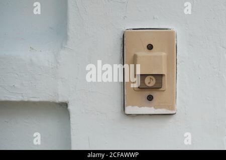 Gros plan sur une sonnerie de porte sur la porte de clôture de la maison. Banque D'Images