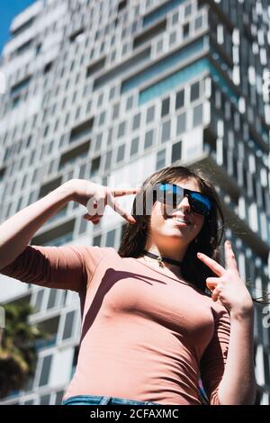 Portrait de fille de 16 ans faisant des gestes drôles dans la rue Banque D'Images