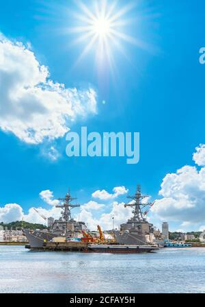 yokosuka, japon - juillet 19 2020 : destroyer américain de la classe Arleigh Burke USS John S. McCain DDG-56 et USS Curtis Wilbur DDG-54 des États-Unis Nav Banque D'Images