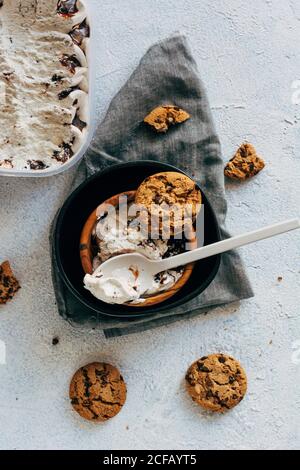 Crème glacée avec biscuits aux flocons d'avoine Banque D'Images
