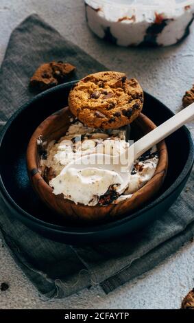 Crème glacée avec biscuits aux flocons d'avoine Banque D'Images