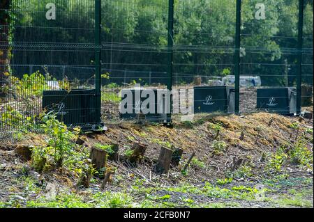 Denham, Buckinghamshire, Royaume-Uni. 4 septembre 2020. Barrières de sécurité HS2 élevées autour de leurs sites. Les travaux de construction se poursuivent sur la très controversée liaison ferroviaire à grande vitesse HS2 de Londres à Birmingham, au large de l'orbitale nord A412. D'énormes marais de la campagne ont été achetés par HS2 Ltd dans le cadre de bons de commande obligatoires. La ligne de chemin de fer controversée met 693 sites de faune locale et 108 anciennes terres boisées en danger de destruction le long du chemin du nouveau chemin de fer. L'abattage des arbres a déjà commencé à Denham. Crédit : Maureen McLean/Alay Live News Banque D'Images