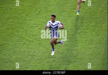 Le Regan Grace de St Helens s'éloigne pour marquer la troisième tentative du match de sa partie lors du match de la Super League de Betfred au stade Emerald Headingley, à Leeds. Banque D'Images