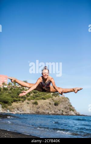 Gymnaste professionnel en saut sur la mer Banque D'Images