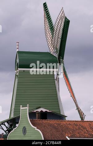 Le moulin à bois ou couronné Poelenburg, moulin à vent sur la rivière Zaan dans les Zaanse Schans, aux pays-Bas Banque D'Images
