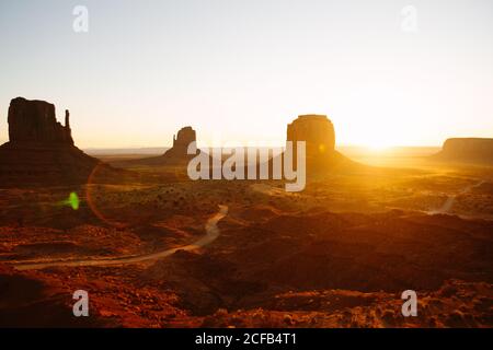 Paysage incroyable de falaises dans le désert en Californie pendant coloré coucher de soleil Banque D'Images