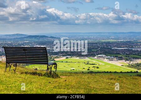 Vue sur l'hippodrome de Cheltenham et le centre thermal de Cheltenham depuis Cleeve Hill, en Angleterre Banque D'Images