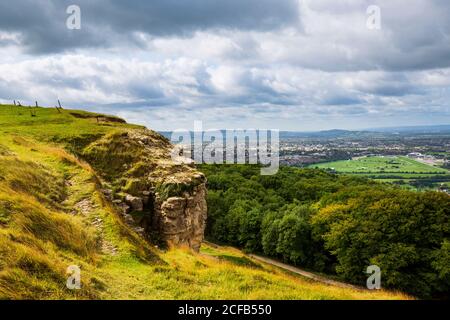 Potions d'escalade à Castle Rock sur l'escarpement de Cleeve Hill surplombant Cheltenham Spa and Racecourse, Angleterre Banque D'Images