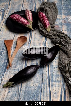 Ensemble d'aubergines fraîches et mûres placées sur une table noire Banque D'Images