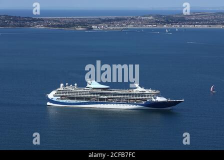 Certains des plus grands paquebots de croisière au monde ont été amarrés dans la baie de Weymouth, près de Portland, pendant la pandémie Covid de 2020. Banque D'Images