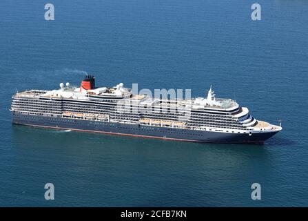 Certains des plus grands paquebots de croisière au monde ont été amarrés dans la baie de Weymouth, près de Portland, pendant la pandémie Covid de 2020. Banque D'Images