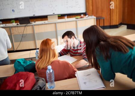 Jeune groupe d'étudiants dans l'amphithéâtre Banque D'Images