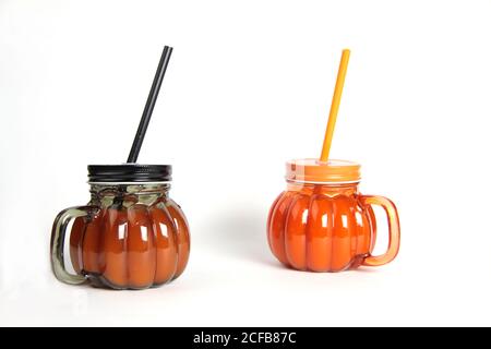 deux verres de jus de citrouille isolés sur fond blanc. L'image contient de l'espace de copie Banque D'Images
