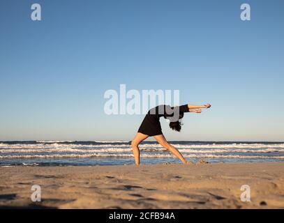 Jeune danseur sur la côte de sable avec la mer et le bleu ciel Banque D'Images Jeune danseur sur la côte de sable avec la mer et le bleu ciel Banque D'Images