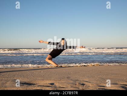 Jeune danseur sur la côte de sable avec la mer et le bleu ciel Banque D'Images Jeune danseur sur la côte de sable avec la mer et le bleu ciel Banque D'Images