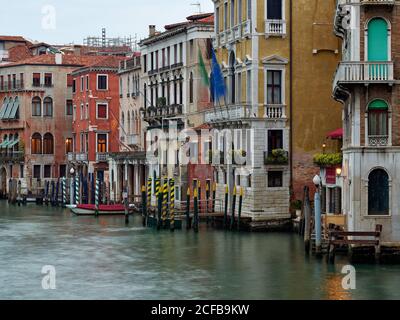 Pont du Rialto (Ponte di Rialto), Riva del vin, Riva del Ferro, Venise (Venise, Venesia), Vénétie, Italie, ville métropolitaine de Venise, Grand Canal Banque D'Images