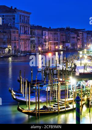 Pont du Rialto (Ponte di Rialto), Riva del vin, Riva del Ferro, Venise (Venise, Venesia), Vénétie, Italie, ville métropolitaine de Venise, Grand Canal Banque D'Images