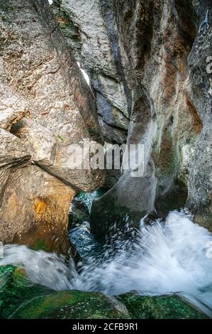 Gorges et cascade du ruisseau Salinello.Abruzzes, Italie, Europe Banque D'Images