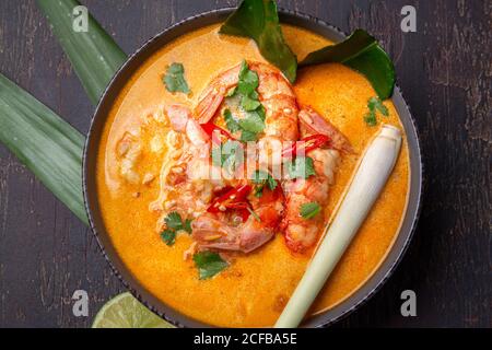 Tom Yam Kung crevettes en gris bol avec épices thaï sur bac fraiche Vue de dessus, l'arrière-plan. Banque D'Images