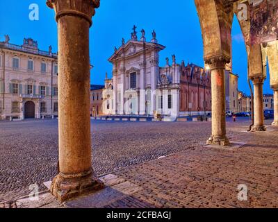 Duomo, Duomo, cathédrale, basilique Pontificia di San Pietro Apostolo di Mantova, Palazzo Bianchi, Palazzo del Capitano, Piazza Sordello, Mantoue Banque D'Images