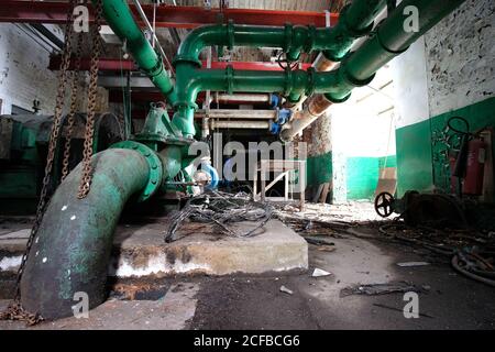 Tuyauterie abandonnée de la salle de pompage de la fonderie Banque D'Images