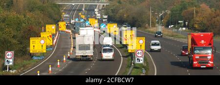 Trafic sur la route principale A12 Ingatestone contournement de la vitesse caméra panneau d'avertissement et changement de voie jaune panneaux cônes marques près de travaux de route Essex Angleterre Royaume-Uni Banque D'Images