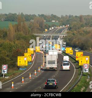 Trafic sur la route principale A12 Ingatestone contournement de la vitesse caméra panneau d'avertissement et changement de voie jaune panneaux cônes marques près de travaux de route Essex Angleterre Royaume-Uni Banque D'Images