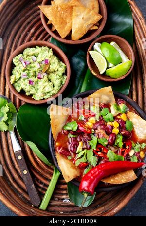 Soupe mexicaine aux haricots noirs avec tortillas totototopos nachos frits maison servi avec guacamole Banque D'Images