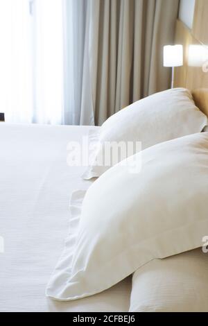 Oreillers avec couvertures blanches sur le lit king size de l'hôtel de luxe. Personne Banque D'Images