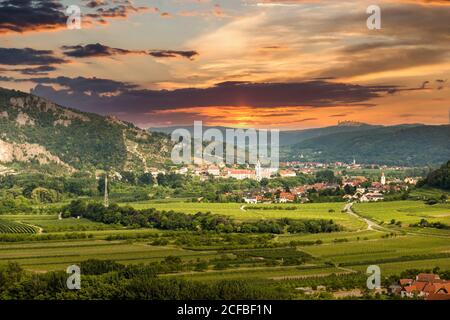 Coucher de soleil sur la vallée de wachau. Paysage d'été. Autriche. Banque D'Images