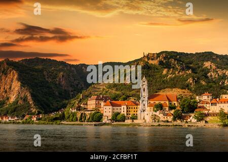 Coucher de soleil sur la ville de Durnstein. Danube. Vallée de Wachau. Autriche. Banque D'Images