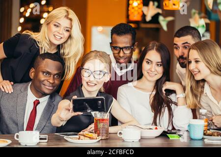 Les personnes qui prennent le selfie à une réunion d'affaires dans un café Banque D'Images